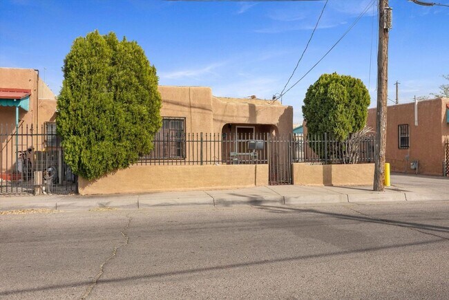 Building Photo - Updated North Downtown 2/bd 1/ba