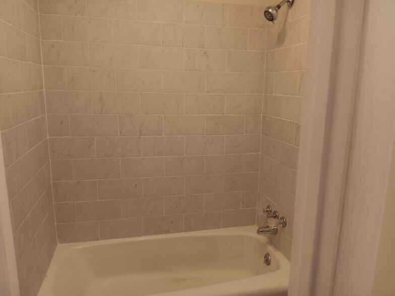 Building Photo - 515 Basswood Ave