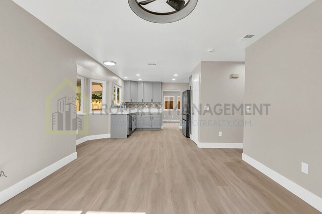 Building Photo - Completely Renovated 4-Bedroom Home with M...