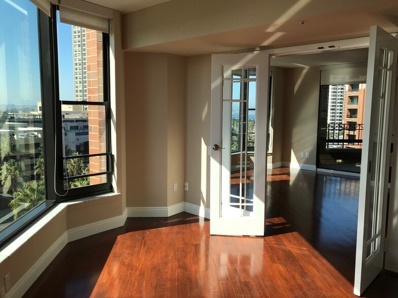 Bedroom with Bayside View - 500 W Harbor Dr