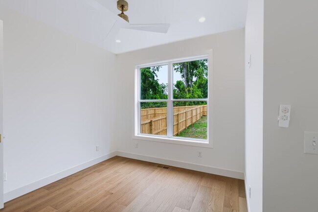 Building Photo - Modern Living & Downtown Skyline Views!