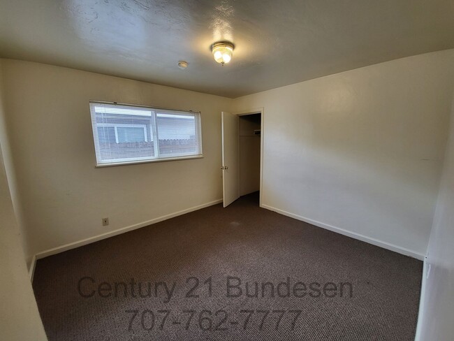 Building Photo - Clean Eastside Petaluma Home - 3BD/2BA ~132 Maria Drive