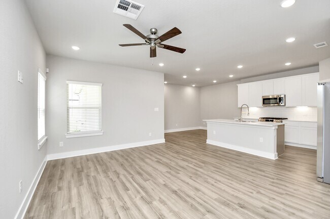 Building Photo - 21034 Shore Oak Dr