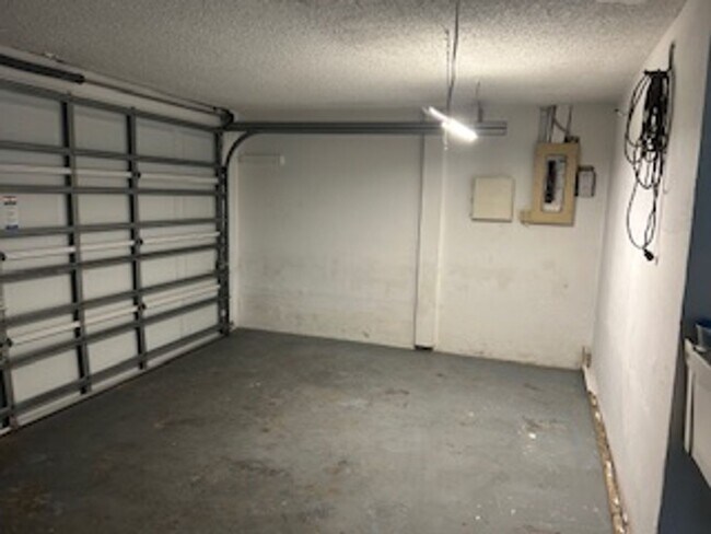 Building Photo - Beautiful 3 bedroom, 2 bath pool home in a lovely community.