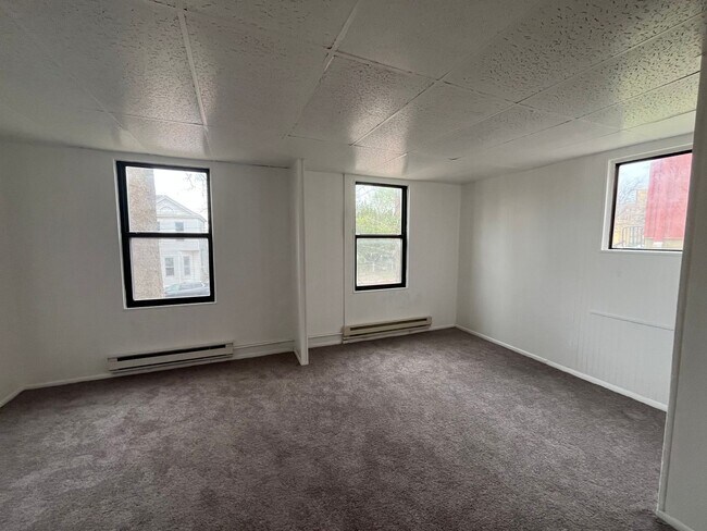 Building Photo - 1028 E 5th St