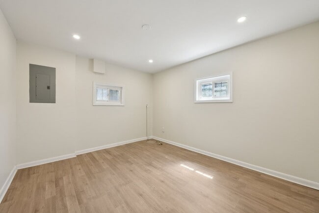 Building Photo - Spacious & Renovated Rental Home on Oversi...