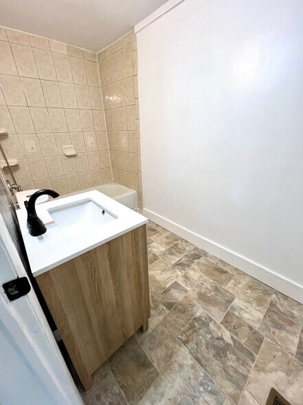 Building Photo - 39 1/2 Milton Ave