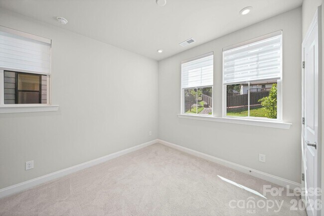 Building Photo - 424 Old Town Vlg Rd