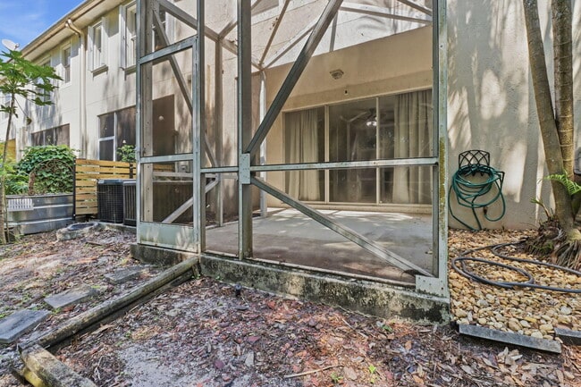 Building Photo - 9902 Lago Dr