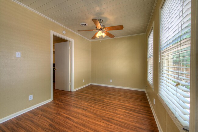 Building Photo - UT PRE-LEASE: 4 bed/2 bath North Campus home for pre-Lease. Features wood floors and many updates