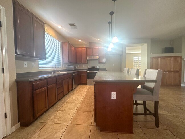 Building Photo - Gorgeous 4 Bedroom with Backyard Oasis wit...