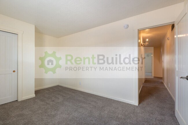 Building Photo - 10101 La Paz Dr