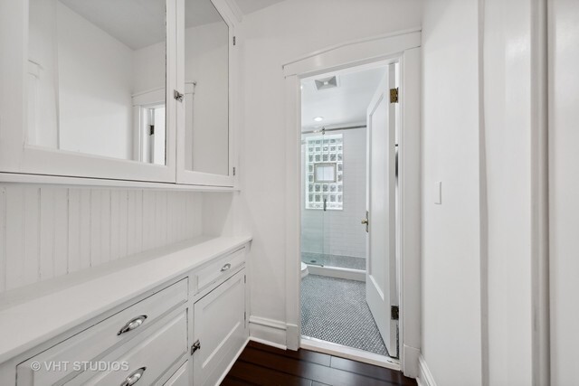 Building Photo - 556 W Roscoe St