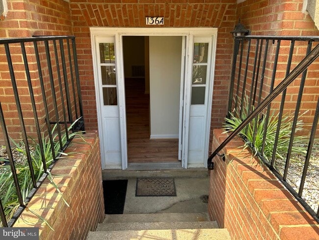 Building Photo - 136 Fairfield Dr