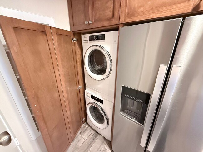 Building Photo - Eastlake Shores Downstairs Condo feat. Two Bedrooms and Two Bathrooms