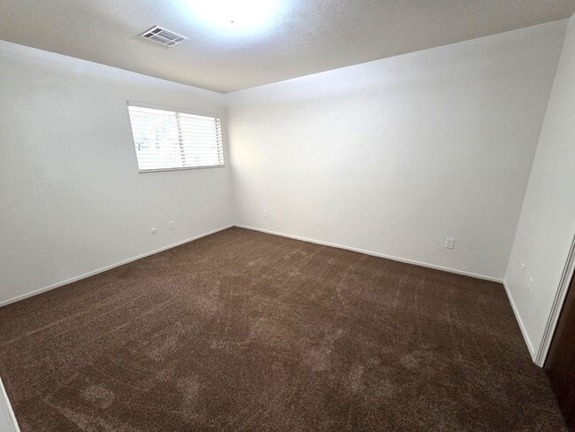 Building Photo - Immaculate 5 Bedroom 2.5 Bath Home Near Visalia Country Club