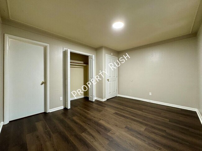 Building Photo - 801 N Parkdale Ave