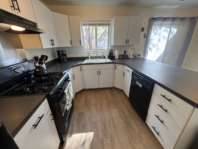 Building Photo - Fully Furnished Desert Dream Townhome!