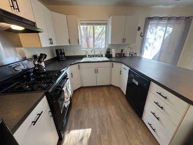 Building Photo - Fully Furnished Desert Dream Townhome! SHORT TERM LEASE OPTION