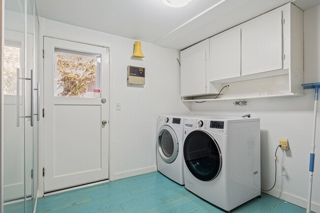 Building Photo - 6807 Aurora Ave N