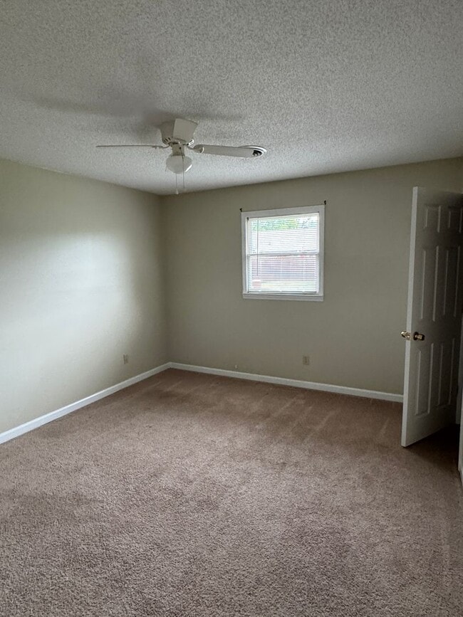 Building Photo - One level condo in Hunter Hills