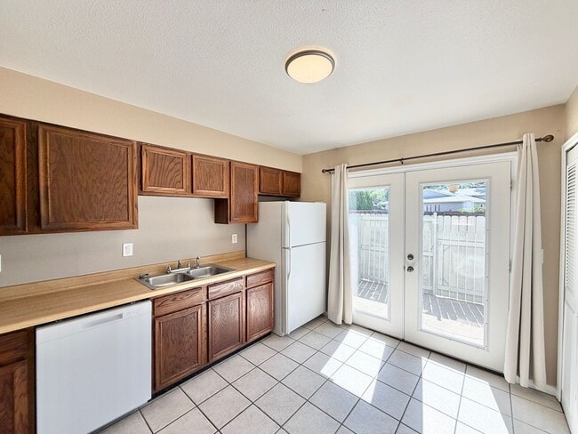 Building Photo - Two-Level 2BR with Fenced Yard & Washer/Dryer Hookups