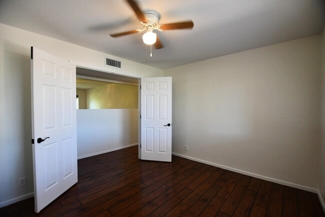 Building Photo - Mesa Gem with a large yard, storage and fr...