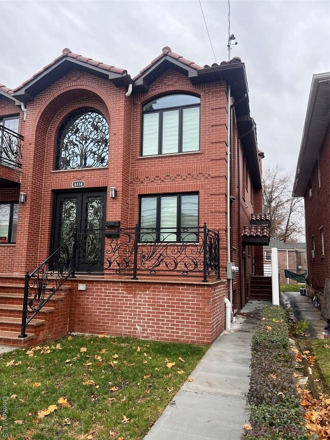 Building Photo - 61-14 Cloverdale Blvd