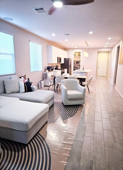 Building Photo - 620 W Calle El Tramo