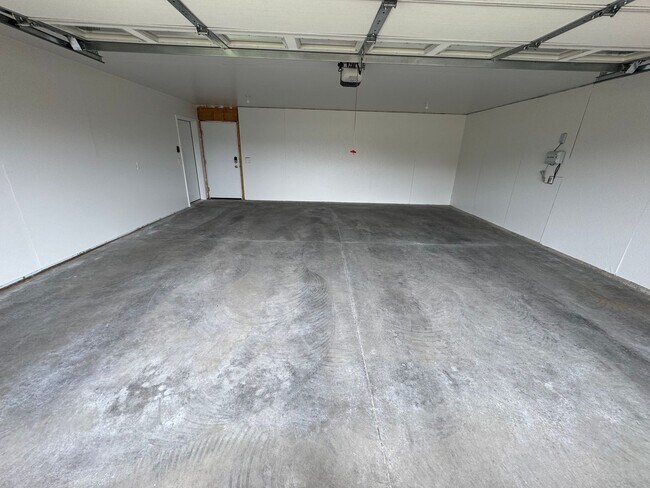 Building Photo - Stylish Ranch Home with Open Floor Plan in...