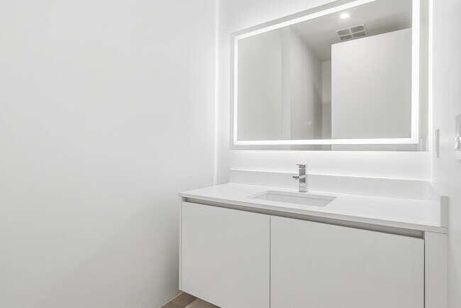 Building Photo - 220 Lake Shore Dr