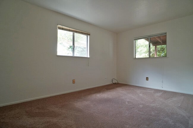 Building Photo - charming 3 bedroom 1.5 bathroom House in U...