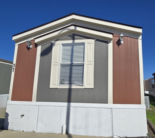 Building Photo - 1120 N Vista Dr