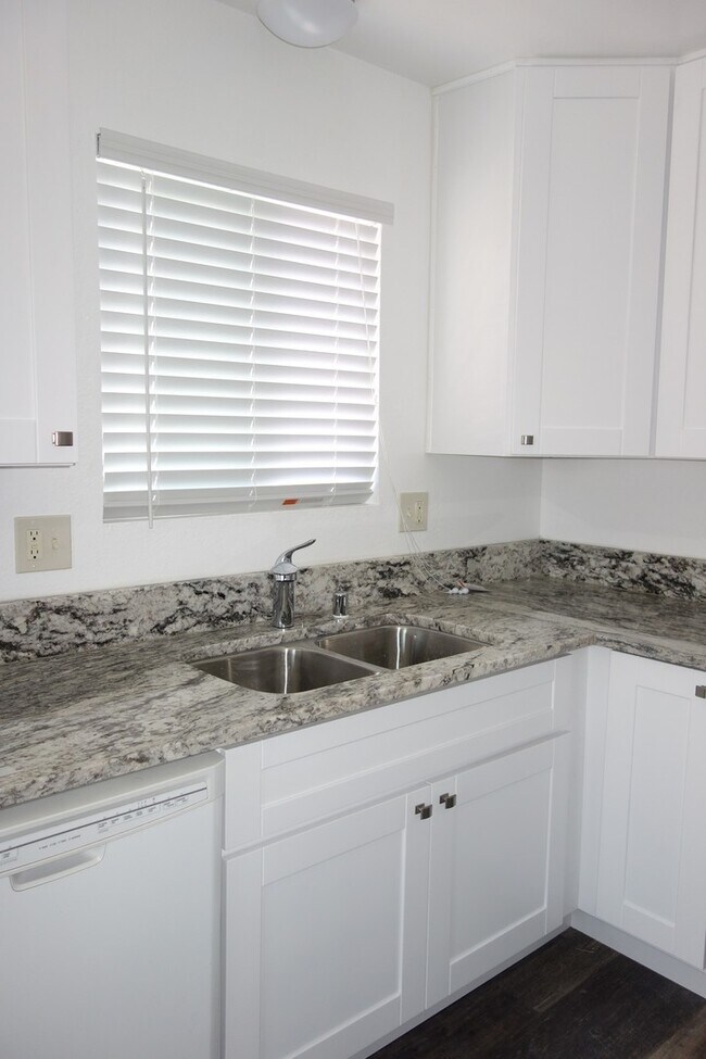 Building Photo - Renovated Large 2 Bedroom/1 Bathroom Top F...