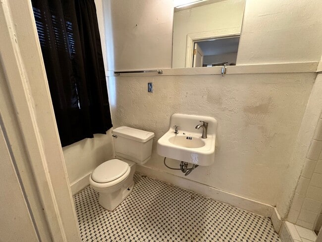 Building Photo - Plaza District / Classen 3 Bed Beauty!