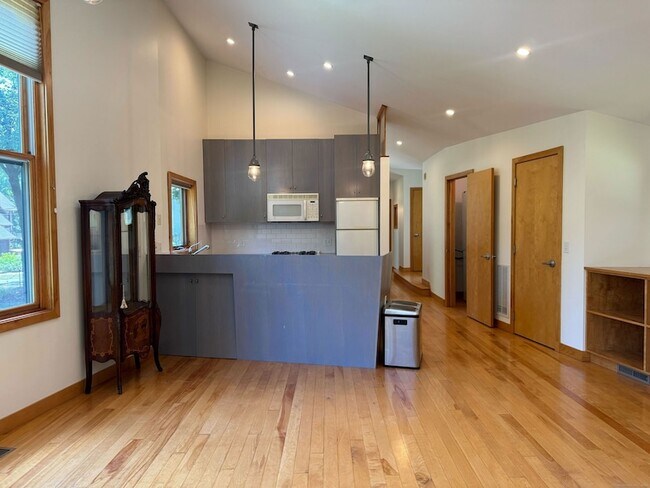 Building Photo - 283 Ogden St