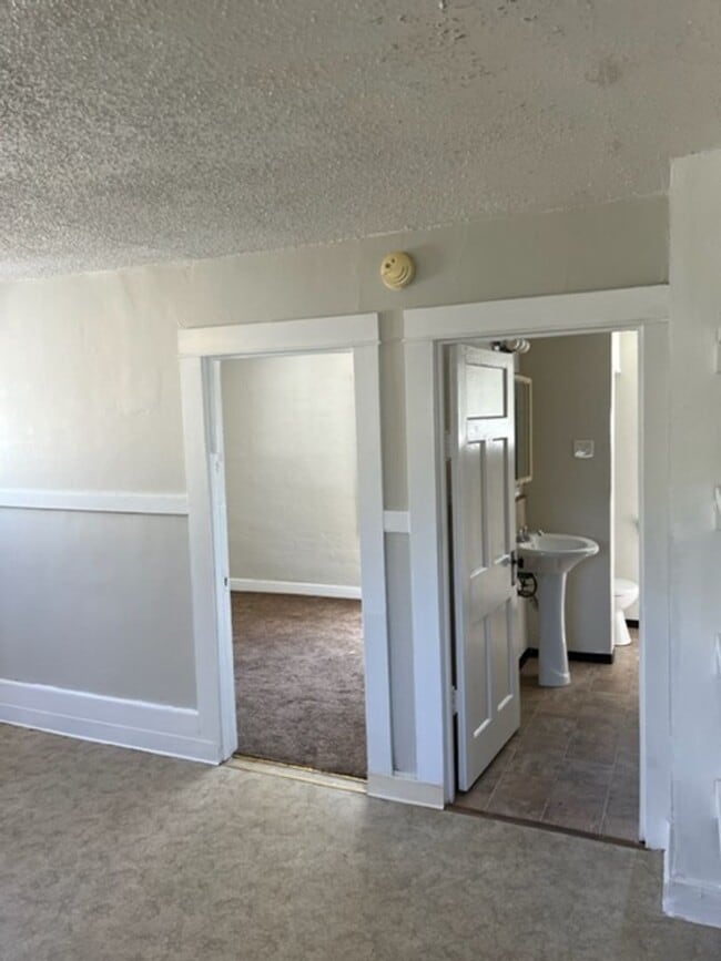 Building Photo - CHARMING OLDER 2 BEDROOM HOME W/ BUILT INS
