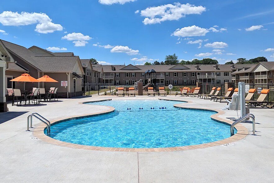 Building Photo - 610 Universal Dr