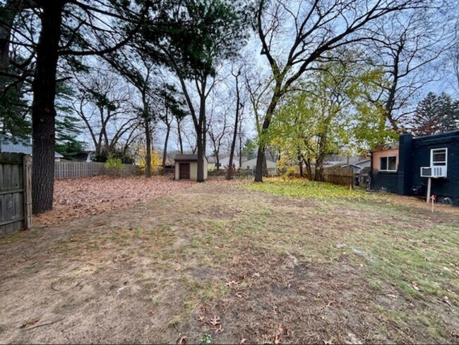 Building Photo - 2 Bedroom Duplex In Wyoming Available Dece...
