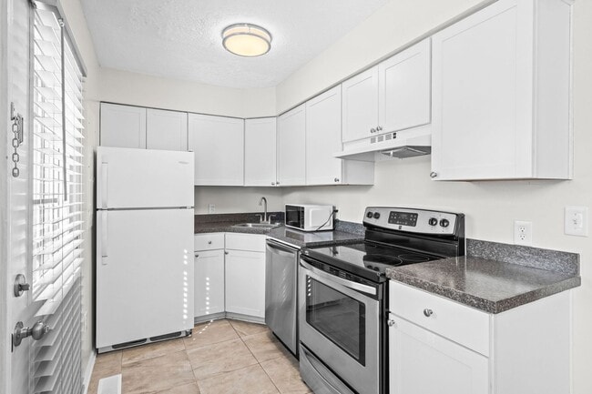 Building Photo - Reduced Rent for Any Lease Signed in Feb!! 8 Blocks to the Beach!!