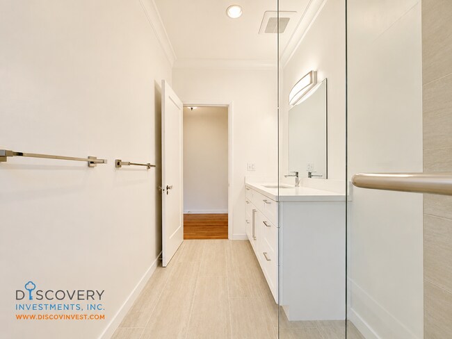 Building Photo - Classic Berkeley Condo with Tasteful Modern Updates