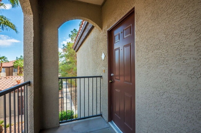 Building Photo - "Chic 1-Bedroom Oasis in Prime Las Vegas Location – 813 Sq. Ft. of Comfort!"