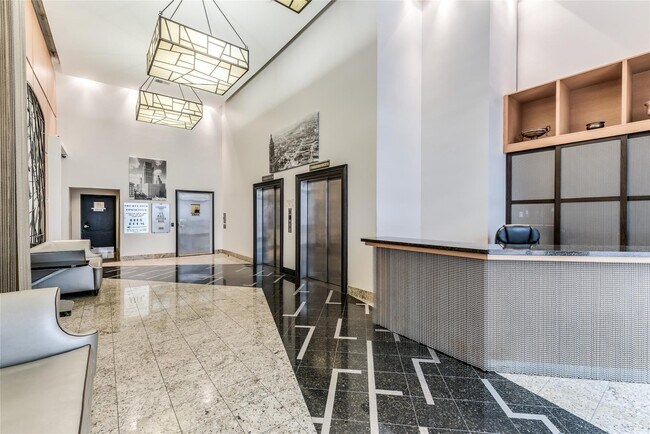 Building Photo - 705 Main St