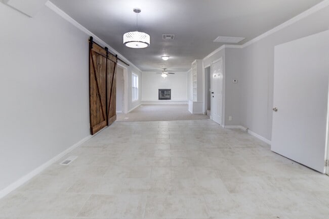 Building Photo - Stunning 4 Bed 3 Bath Home on Quiet Street!