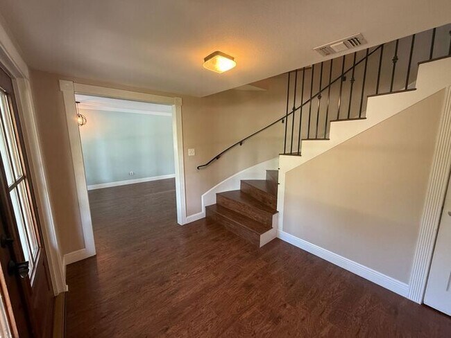 Building Photo - Gulf Breeze - Proper - 5 bedroom, 3.5 bathroom with pool and lawn care included