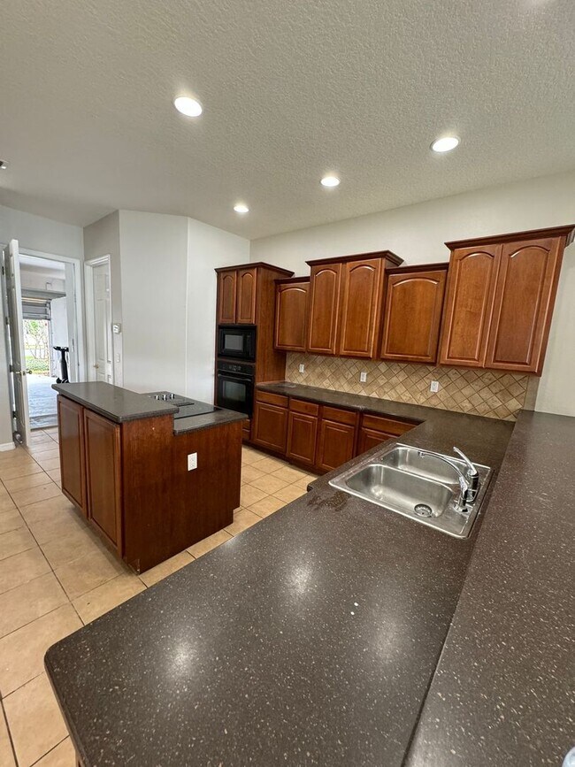 Building Photo - BRISTOL ESTATES 4 BEDRROM, 4 BATHROOMS, 3 CAR GARAGE HOUSE