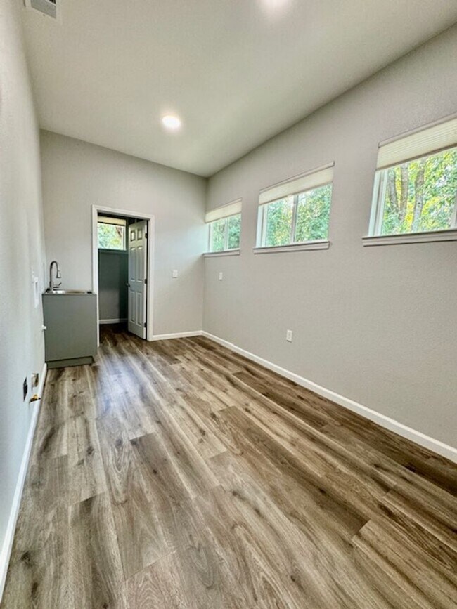 Building Photo - NEWLY RENOVATED 3 BED, 3 BATH ONE STORY HO...