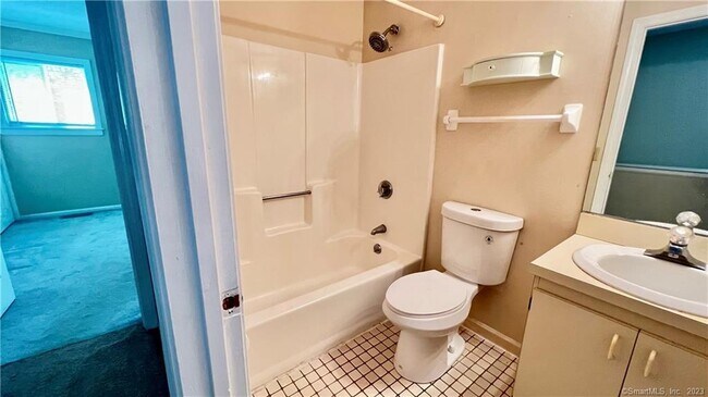 Building Photo - 25 Farmington Meadow Dr