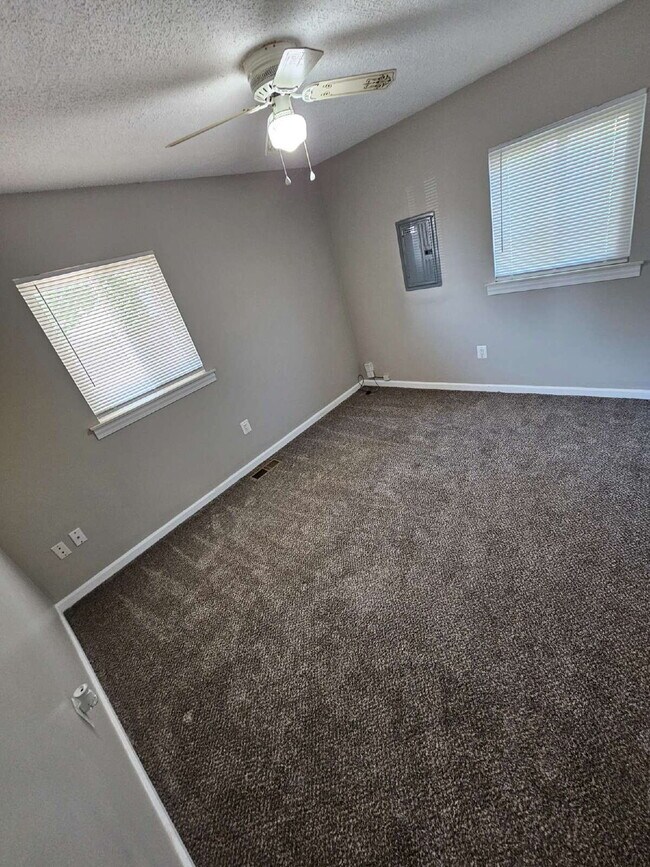 Building Photo - 3-Bedroom Ranch, Nice Kitchen, Good Sized Bedrooms, Double Wide Driveway, Big Backyard. Move In R...