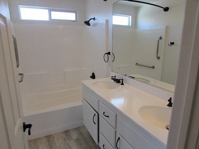 Building Photo - 4 bedroom 2.5 bath sparkling pool home in Perris!